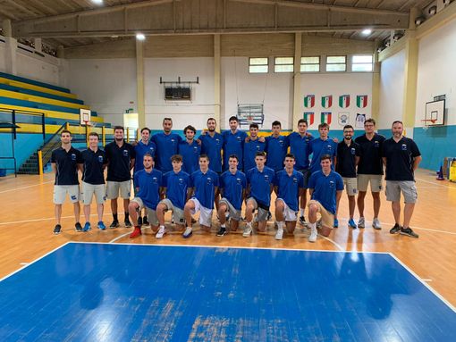 Foto di gruppo per la Robur et Fides 2019/20. In basso i nuovi arrivati insieme al coach e lo staff tecnico