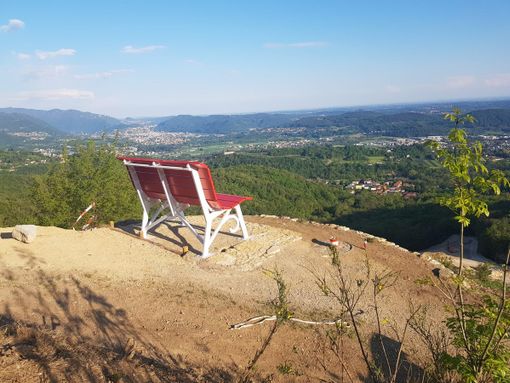 Una domenica dedicata a passeggiare, ascoltando le storie del territorio per abbattere i confini tra Italia e Svizzera Una domenica dedicata a passeggiare, ascoltando le storie del territorio per abbattere i confini tra Italia e Svizzera