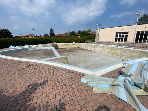 Lavori in corso alla piscina comunale di Saltrio