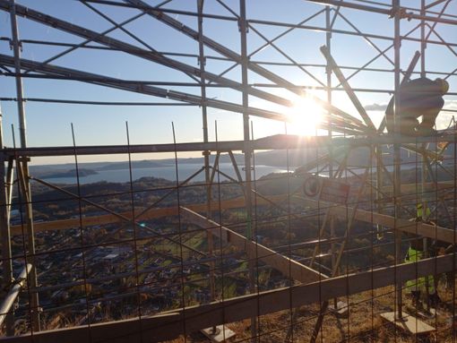 I lavori in corso sul Picux per la posa della stella di Natale (foto dalla pagina Facebook della Pro Loco) I lavori in corso sul Picux per la posa della stella di Natale (foto dalla pagina Facebook della Pro Loco)