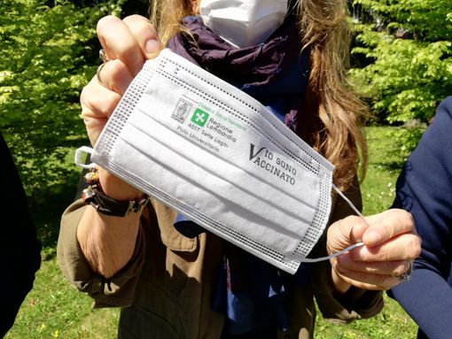 "Io sono vaccinato": la scritta sulle mascherine donate dall'associazione Caos all'hub della Schiranna "Io sono vaccinato": la scritta sulle mascherine donate dall'associazione Caos all'hub della Schiranna