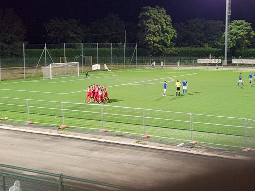 La gioia dell'Oltrepò alle Azalee di Gallarate dopo il gol decisivo di Vaglio La gioia dell'Oltrepò alle Azalee di Gallarate dopo il gol decisivo di Vaglio