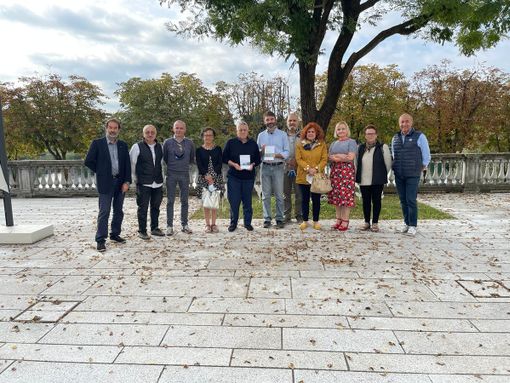 La consegna dei due libri alla biblioteca di Sesto Calende