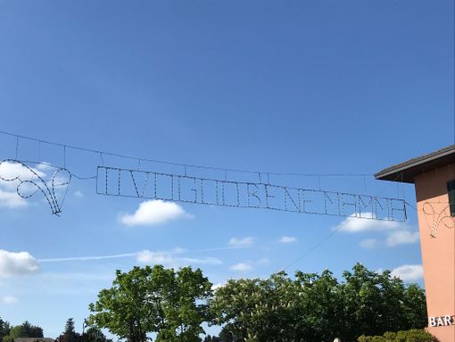 Gli auguri luminosi e colorati di Sesto Calende a tutte le mamme Gli auguri luminosi e colorati di Sesto Calende a tutte le mamme