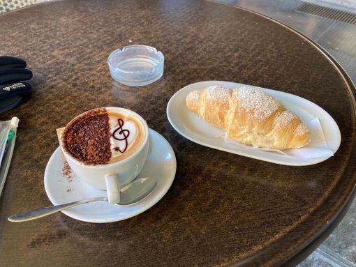 Il cappuccino del bar Cafè Roma di Sesto dedicato ai 200 anni del Corpo Musicale