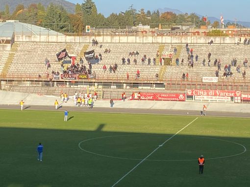 Squadra sotto la curva e contestata a fine gara Squadra sotto la curva e contestata a fine gara
