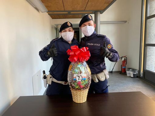 Un uovo di Pasqua da due chili per gli agenti della polizia locale di Taino