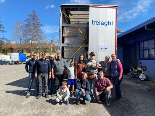 VIDEO E FOTO. Partito da Ternate in direzione Ucraina un Tir carico di solidarietà VIDEO E FOTO. Partito da Ternate in direzione Ucraina un Tir carico di solidarietà