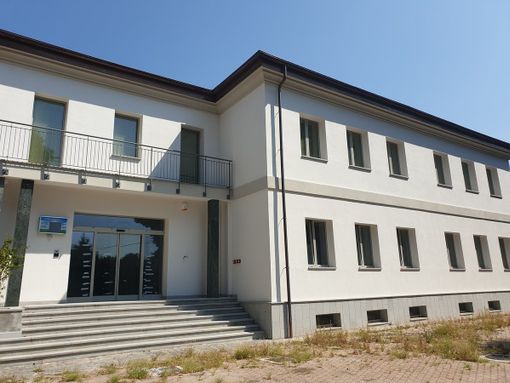 Proseguono i lavori di ristrutturazione all'ex scuola Leva di Travedona Monate: in autunno un sondaggio tra i cittadini per deciderne la destinazione