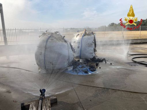 VIDEO E FOTO. Continua la lotta dei vigili del fuoco contro l'incendio divampato in un'azienda di Uboldo