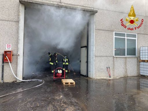 Incendio Uboldo, evacuate case e aziende nella zona: obbligo di tenere le finestre chiuse Incendio Uboldo, evacuate case e aziende nella zona: obbligo di tenere le finestre chiuse