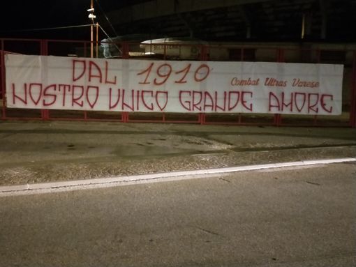 Gli auguri della curva al Varese: "Dal 1910 nostro unico grande amore" Gli auguri della curva al Varese: "Dal 1910 nostro unico grande amore"