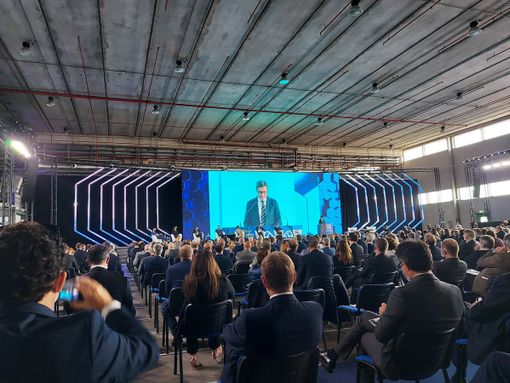 Un momento dell'assemblea generale di Univa nel 2021 nell'hangar di Malpensa
