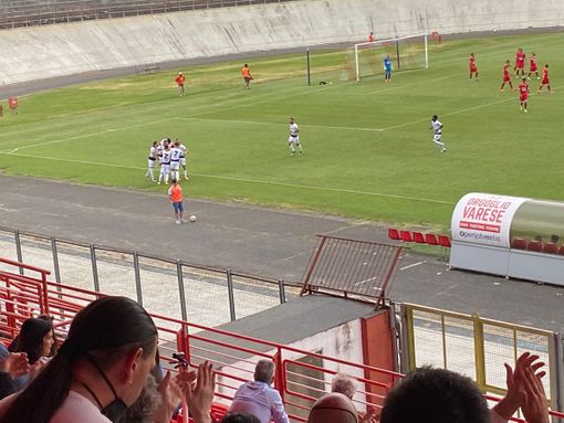 Il Varese chiude la stagione con una sconfitta, ma ai tifosi non interessa: applausi per i biancorossi