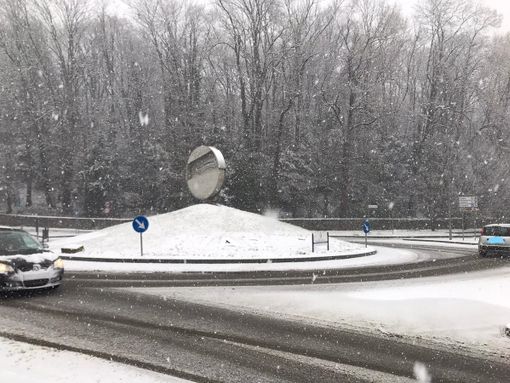 FOTO. Una festa dell'Immacolata con la neve in provincia: Varese imbiancata, pochi disagi FOTO. Una festa dell'Immacolata con la neve in provincia: Varese imbiancata, pochi disagi
