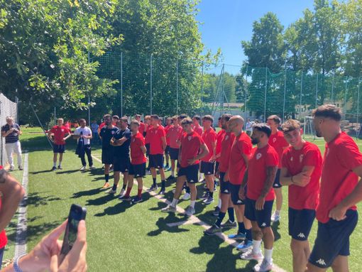 I giocatori del Varese spronati dai tifosi alle Bustecche il giorno del raduno