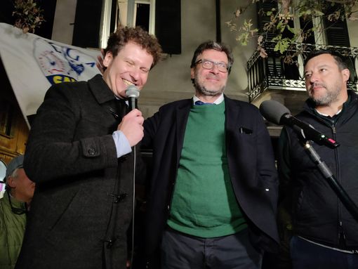 Bianchi, Giorgetti e Salvini, insieme agli alleati di centrodestra, hanno parlato in mezzo alla gente, da una panchina di Piazza Podestà