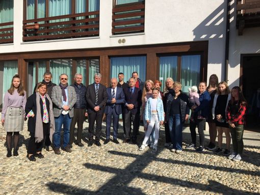 L'abbraccio delle istituzioni ai 13 ucraini accolti dal Gulliver. «Qui si aiutano gli altri con passione e competenza» L'abbraccio delle istituzioni ai 13 ucraini accolti dal Gulliver. «Qui si aiutano gli altri con passione e competenza»