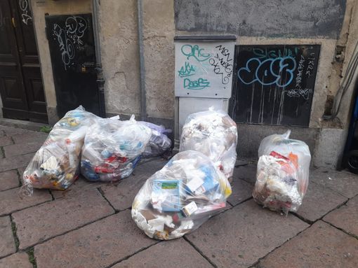 «Sacchi non raccolti in centro, il servizio va migliorato». E la Sangalli risponde