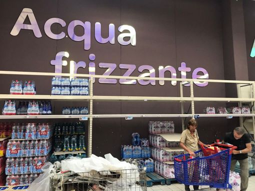 Anche i supermercati varesini non sono più “frizzanti”: «Le bottiglie continuano ad arrivare con il contagocce»