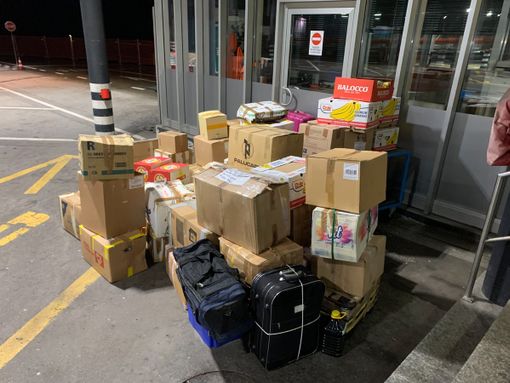 Importa in Svizzera illegalmente salsicce, salumi, scarpe e olio d'oliva: fermato e multato Importa in Svizzera illegalmente salsicce, salumi, scarpe e olio d'oliva: fermato e multato