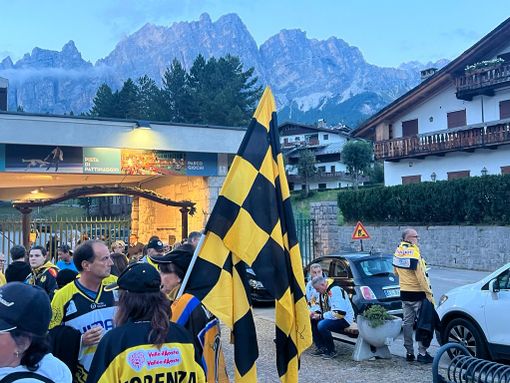 FOTO e VIDEO - Il popolo giallonero invade Cortina FOTO e VIDEO - Il popolo giallonero invade Cortina