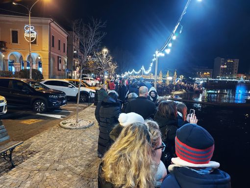 FOTO - La Befana porta il pienone sul lungolago di Laveno Mombello