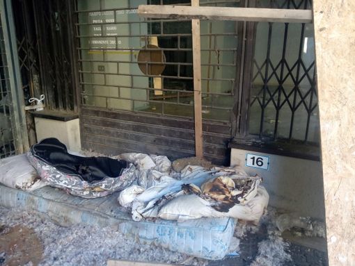 Cuscini bruciati, vetri, rifiuti, pezzi di marciapiedi rotti: quella terra di nessuno a un passo del centro di Varese