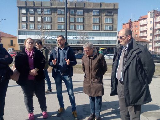 La delegazione dei negozianti scesa questa mattina in strada davanti alle stazioni