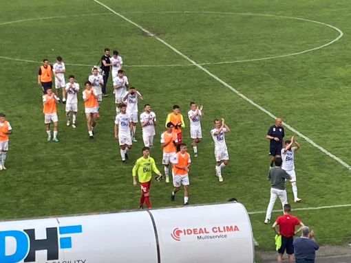 Il Varese esce dal campo comunque applaudito dal suo pubblico. Il Varese esce dal campo comunque applaudito dal suo pubblico.