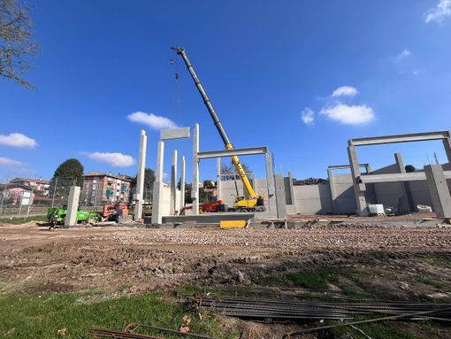 In pochissimi giorni sta prendendo forma a San Fermo una palestra di arrampicata tra le più moderne d'Italia. In gallery Matteo Brera di Varese Climbing e i lavori per la creazione del nuovo polo sportivo con campi da padel, campetto di calcio a 5, parkour e bar-tavola calda