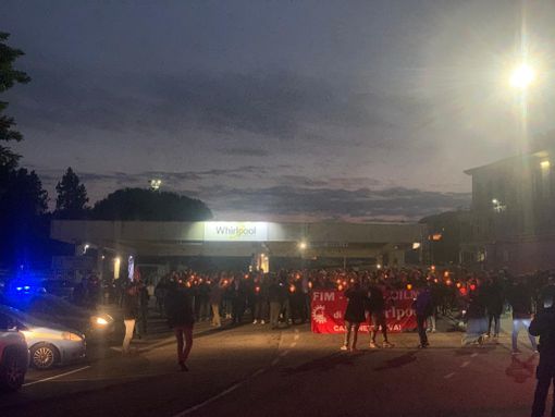 VIDEO E FOTO. Tutti i lavoratori, tutto il Varesotto, tutta la politica alla fiaccolata di Cassinetta: «Whirlpool resti qui»