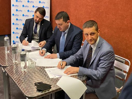 La firma dell'accordo tra Alfa e Camera Condominiale Varese al Miv: da destra il presidente di Alfa Paolo Mazzucchelli, il direttore generale di Camera Condominiale Varese Andrea Leta e Gianluca Carullo, responsabile scientifico dell'associazione La firma dell'accordo tra Alfa e Camera Condominiale Varese al Miv: da destra il presidente di Alfa Paolo Mazzucchelli, il direttore generale di Camera Condominiale Varese Andrea Leta e Gianluca Carullo, responsabile scientifico dell'associazione