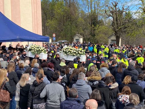 VIDEO. &quot;Alessio se ne va sulla sua biciclettina, lei vola via mentre era già una donna&quot;: l'addio straziante di Mesenzana ad Alessio e Giada