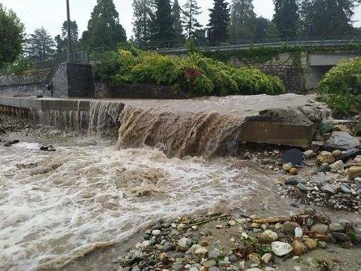 FOTO. Nubifragio su Porto Valtravaglia: cantine e garage allagati, frane, smottamenti e torrenti in piena