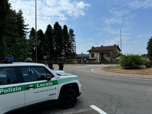 Besozzo, blitz della polizia locale nei boschi dello spaccio: bloccati pusher e cliente