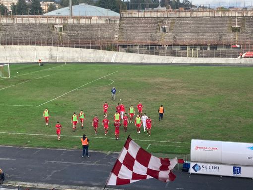 La squadra dalla curva dopo la partita: finisce tra gli applausi La squadra dalla curva dopo la partita: finisce tra gli applausi