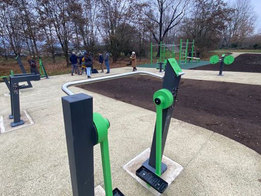 FOTO E VIDEO. Dal calisthenics a cyclette e attrezzi classici: alla Schiranna ecco la nuova area fitness per tutti. «Varese palestra a cielo aperto» FOTO E VIDEO. Dal calisthenics a cyclette e attrezzi classici: alla Schiranna ecco la nuova area fitness per tutti. «Varese palestra a cielo aperto»