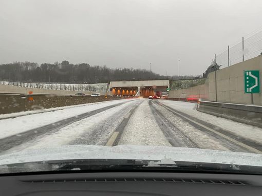 La foto postata sulla pagina Facebook di Gianluca Bertoni: l'effetto di una nevicata sulle strade dopo i temporali con grandine della serata è visibile anche sulla Pedemontana La foto postata sulla pagina Facebook di Gianluca Bertoni: l'effetto di una nevicata sulle strade dopo i temporali con grandine della serata è visibile anche sulla Pedemontana