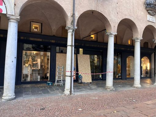 Il negozio Base Blu di piazza Podestà, nella zona pedonale di Varese, assaltato dai ladri (immagine di archivio) Il negozio Base Blu di piazza Podestà, nella zona pedonale di Varese, assaltato dai ladri (immagine di archivio)