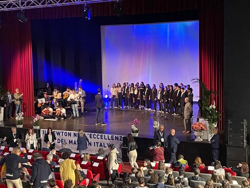 Mattinata di festa per l'ISIS Newton al Teatro di Varese