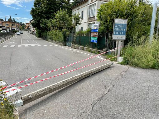 Gazzada, trattore abbatte la sbarra del passaggio a livello: chiusa via Morazzone Gazzada, trattore abbatte la sbarra del passaggio a livello: chiusa via Morazzone