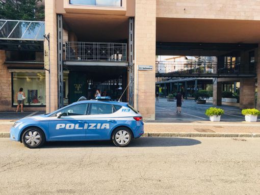 Si oppongono ai controlli della polizia, tensione in piazza XX Settembre
