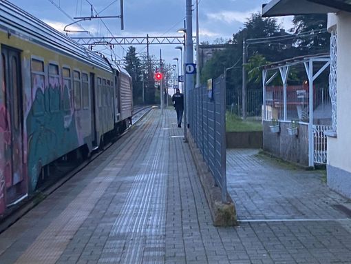 FOTO. Muore travolto dal treno: dramma ad Albizzate. Circolazione ferroviaria sospesa