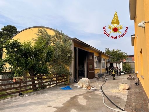 FOTO. Capannone in fiamme a Legnano, titolare e due dipendenti ustionati FOTO. Capannone in fiamme a Legnano, titolare e due dipendenti ustionati