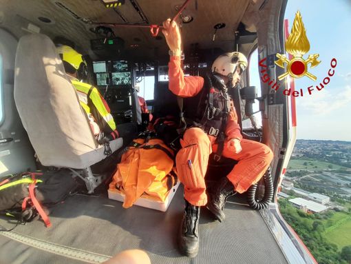 Carabiniere scomparso in Brianza, anche l'elicottero dei vigili del fuoco di Malpensa partecipa alla ricerche Carabiniere scomparso in Brianza, anche l'elicottero dei vigili del fuoco di Malpensa partecipa alla ricerche