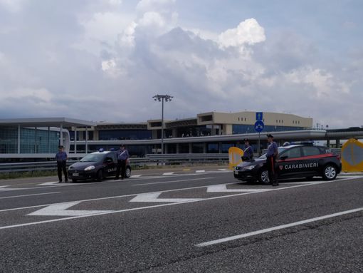 Accattonaggio molesto e abusivi a Malpensa: "daspo urbano" per dieci senza dimora