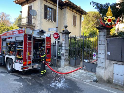 FOTO. Varese, brucia appartamento in via Gradisca: una donna intossicata dal fumo finisce al pronto soccorso