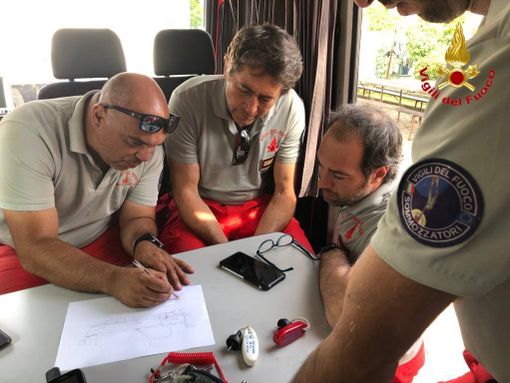 FOTO. Barca ribaltata a Lisanza, ripartite le operazioni per recuperare il relitto