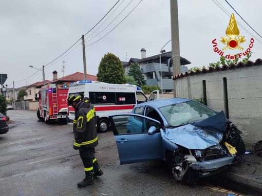 Scontro tra un'auto e un mezzo pesante a Solbiate Olona: paura per due persone